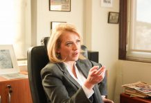 Ρένα Δούρου: “Δεν παίζουμε με τις ζωές των παιδιών μας, δεν παίζουμε με το μέλλον του τόπου”