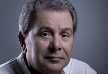 O Μανώλης Μητσιάς στο Θέατρο Βράχων “Μελίνα Μερακούρη”