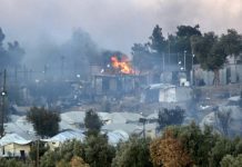Σε κατάσταση έκτακτης ανάγκης η Λέσβος – Χιλιάδες πρόσφυγες και μετανάστες στον δρόμο μετά τη φωτιά στη Μόρια