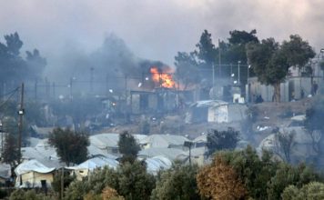 Σε κατάσταση έκτακτης ανάγκης η Λέσβος – Χιλιάδες πρόσφυγες και μετανάστες στον δρόμο μετά τη φωτιά στη Μόρια