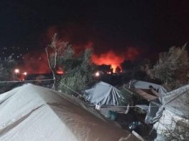 Στις φλόγες το ΚΥΤ στη Μόρια – Στον δρόμο πάνω από 12.000 μετανάστες και πρόσφυγες