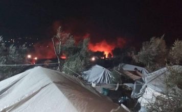 Στις φλόγες το ΚΥΤ στη Μόρια – Στον δρόμο πάνω από 12.000 μετανάστες και πρόσφυγες