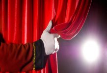 Σηκώνουν αυλαία τα θέατρα