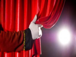 Σηκώνουν αυλαία τα θέατρα