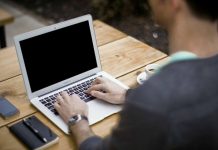 Kοστούμι… πιτζάμα για την τηλεργασία!