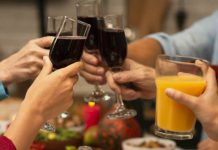 Εξετάζεται μείωση των ατόμων στο χριστουγεννιάτικο τραπέζι