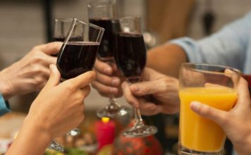 Εξετάζεται μείωση των ατόμων στο χριστουγεννιάτικο τραπέζι