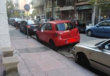 Παγκράτι: Στενό θανάτου η Ασπασίας – Παρκαρισμένα αυτοκίνητα εμποδίζουν ΙΧ και ασθενοφόρα