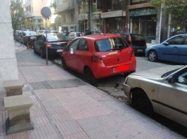 Παγκράτι: Στενό θανάτου η Ασπασίας – Παρκαρισμένα αυτοκίνητα εμποδίζουν ΙΧ και ασθενοφόρα