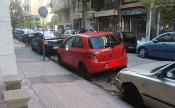 Παγκράτι: Στενό θανάτου η Ασπασίας – Παρκαρισμένα αυτοκίνητα εμποδίζουν ΙΧ και ασθενοφόρα