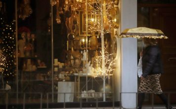 Εξετάζεται το άνοιγμα των καταστημάτων σε περιοχές με χαμηλό επιδημιολογικό φορτίο