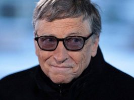 Μπιλ Γκέιτς: Δεν έχω βάλει τσιπάκι στα εμβόλια