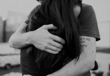 «Το χαμένο άγγιγμα»: Πώς μια χρονιά χωρίς αγκαλιές επηρεάζει την ψυχική μας υγεία