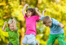 Παιδίατροι: Τα παιδιά ΠΡΕΠΕΙ καθημερινά να βγαίνουν βόλτα εν μέσω lockdown