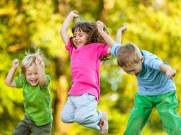 Παιδίατροι: Τα παιδιά ΠΡΕΠΕΙ καθημερινά να βγαίνουν βόλτα εν μέσω lockdown