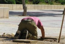 Δήμαρχος έστειλε την αστυνομία σε σπίτι εργαζόμενου που ζήτησε αναρρωτική, σύμφωνα με καταγγελία