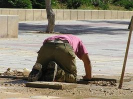 Δήμαρχος έστειλε την αστυνομία σε σπίτι εργαζόμενου που ζήτησε αναρρωτική, σύμφωνα με καταγγελία