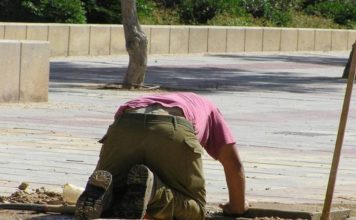 Δήμαρχος έστειλε την αστυνομία σε σπίτι εργαζόμενου που ζήτησε αναρρωτική, σύμφωνα με καταγγελία