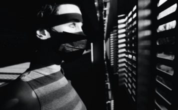 Η σοκαριστική εμμονή στον εγκλεισμό