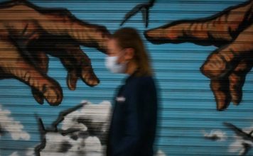 Κορωνοϊός – Καπραβέλος: Το τρίτο κύμα του ιού θα ξεθυμάνει στο τέλος Μαρτίου