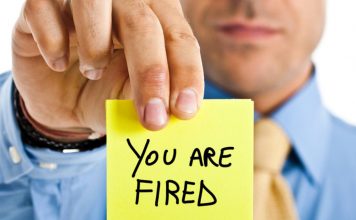 Πρώτη απόλυση για άρνηση εμβολιασμού