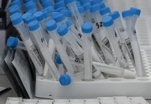 Εργαζόμενοι δήμων: Υγειονομική βόμβα τα rapid test στα φαρμακεία