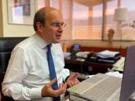 Μοντέλο τετραήμερης εργασίας χωρίς περικοπές σε μισθούς και μπόνους ανακοίνωσε ο Χατζηδάκης