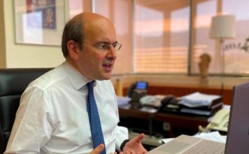 Μοντέλο τετραήμερης εργασίας χωρίς περικοπές σε μισθούς και μπόνους ανακοίνωσε ο Χατζηδάκης