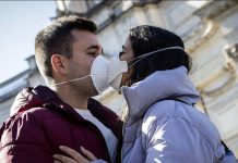 Οι αόρατοι νέοι, ο πατερούλης πρωθυπουργός και μια μπίρα στο πεζούλι