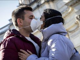 Οι αόρατοι νέοι, ο πατερούλης πρωθυπουργός και μια μπίρα στο πεζούλι