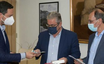 Με τον Δημήτρη Κουτσούμπα συναντήθηκαν οι δήμαρχοι Βύρωνα και Δάφνης-Υμηττού για τα Θέατρα Βράχων