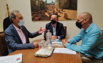 Συνάντηση με τον Γιάνη Βαρουφάκη, των Δημάρχων Βύρωνα και Δάφνης-Υμηττού για τα Θέατρα Βράχων