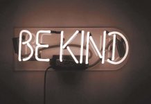 Κοιτώντας την ιστορία πίσω από την ταμπέλα