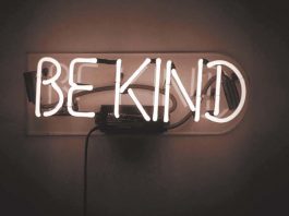 Κοιτώντας την ιστορία πίσω από την ταμπέλα