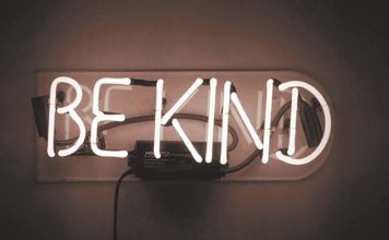 Κοιτώντας την ιστορία πίσω από την ταμπέλα