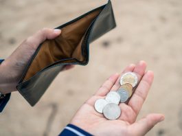 Με δανεικά …«βγάζει» το μήνα ένα στα δύο νοικοκυριά