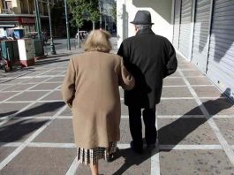 Fitch για Ελλάδα: Ταχεία γήρανση του πληθυσμού, αλλά αποδίδουν οι μεταρρυθμίσεις στο συνταξιοδοτικό