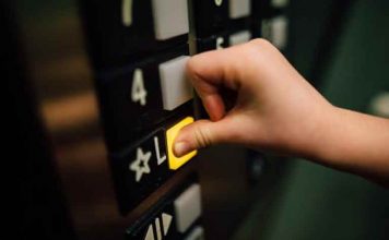 Τρόμος για 76χρονη σε ασανσέρ στον Βύρωνα