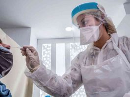 “Χαστούκι” από Euractiv: Οι Έλληνες είναι οι μόνοι στην Ευρώπη που πληρώνουν για PCR τεστ