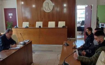 Συνάντηση του Δημάρχου Βύρωνα με μαθητές λυκείων υπό κατάληψη που αντιδρούν στο άνοιγμα των σχολείων χωρίς επαρκή μέτρα για τον κορονοϊό