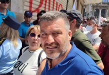 Μεγαλειώδη συγκέντρωση διαμαρτυρίας πραγματοποίησαν οι εργαζόμενοι της Τοπικής Αυτοδιοίκησης έξω από τα Γραφεία της Π.Ο.Ε.-Ο.Τ.Α.