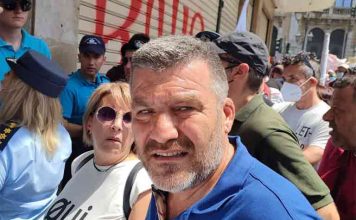 Μεγαλειώδη συγκέντρωση διαμαρτυρίας πραγματοποίησαν οι εργαζόμενοι της Τοπικής Αυτοδιοίκησης έξω από τα Γραφεία της Π.Ο.Ε.-Ο.Τ.Α.