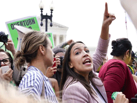 Παγκόσμιος σάλος για την απαγόρευση αμβλώσεων στις ΗΠΑ: «Πλήγμα για τα ανθρώπινα δικαιώματα και οπισθοδρόμηση»