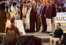 Αλγεινή εικόνα: Επίσημοι και ιερείς σε εξέδρα, ο πρόεδρος της Παραολυμπιακής Επιτροπής μόνος