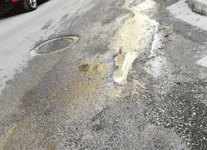 Με κάθε βροχή η οδός Μεσολογγίου πλημμυρίζει