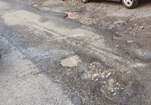 Εστίες μόλυνσης οι λακκούβες στην λαϊκή αγορά Παγκρατίου