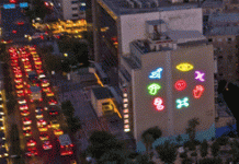 Τεράστια φωτεινά φυλαxτά απέναντι από τον «Άγιο Σάββα»