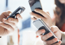 Εννιά στους δέκα Έλληνες είναι «όλη μέρα μ’ ένα κινητό στο χέρι», σύμφωνα με έρευνα