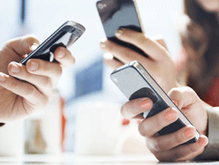 Εννιά στους δέκα Έλληνες είναι «όλη μέρα μ’ ένα κινητό στο χέρι», σύμφωνα με έρευνα