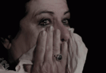 Η παράσταση «Αγγέλα Παπάζογλου» στο θέατρο Βράχων «Άννα Συνοδινού»